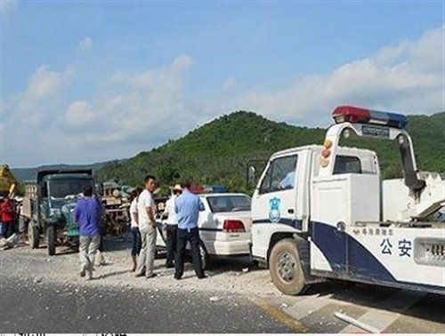 三亞高速農(nóng)用車撞飛護(hù)欄 肇事司機潛逃 汽車之家